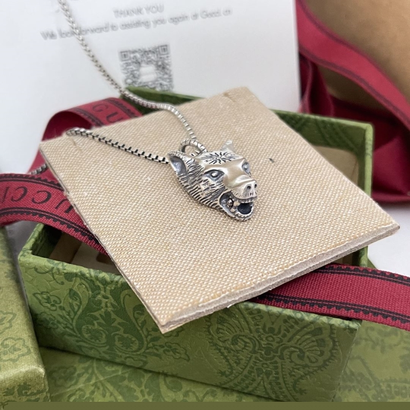 G*u*i necklaces